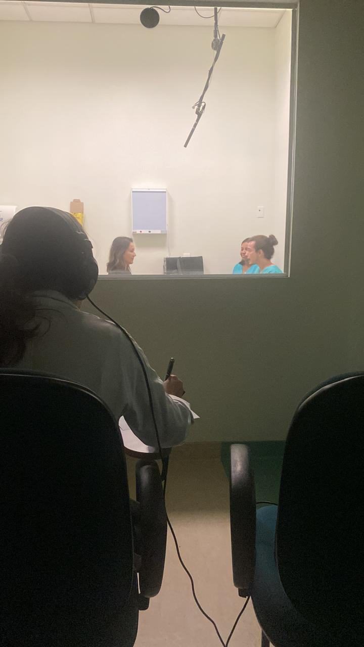 Acompanhamento de estudantes de medicina atendendo a atores simulando pacientes.