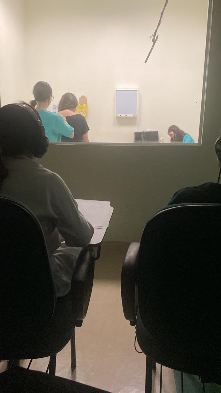 Acompanhamento de estudantes de medicina atendendo a atores simulando pacientes.