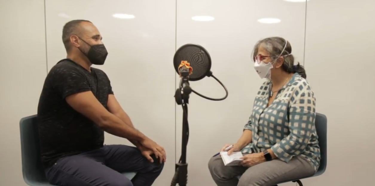 Acompanhamento de uma entrevista clínica ideal e print de planilha com a arquitetura criada para organização da narrativa dentro da simulação.