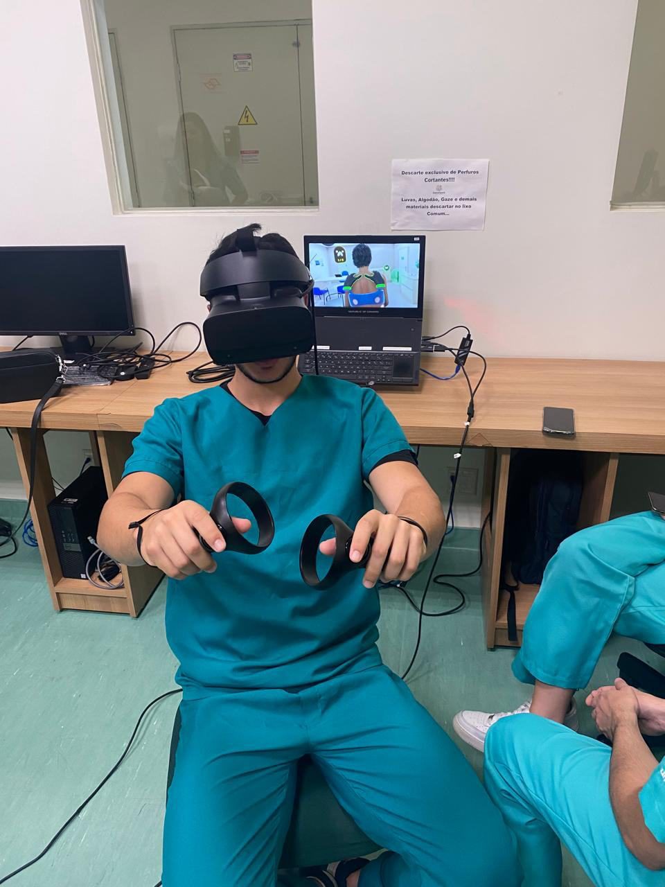 Professora acompanhando exame físico de estudante e estudante realizando exame físico na realidade virtual.